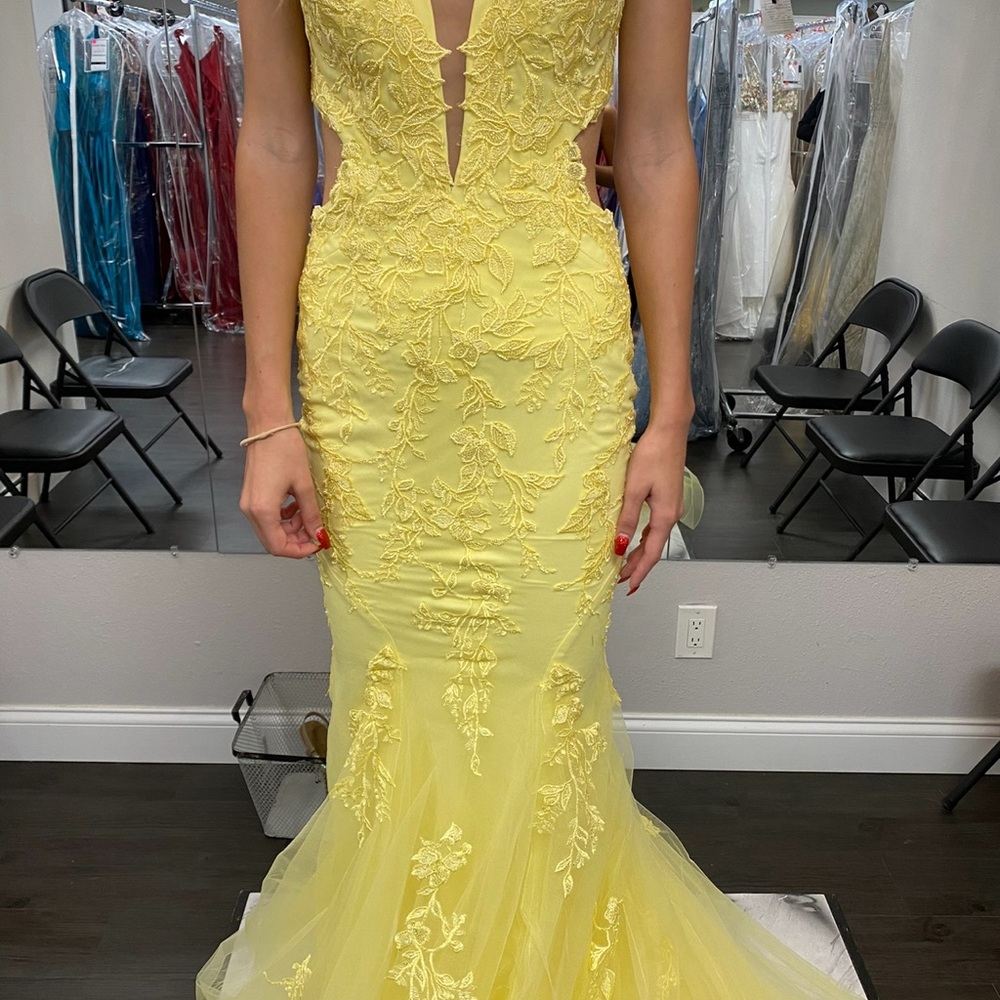 Elegant Yellow Lace Evening Gown
